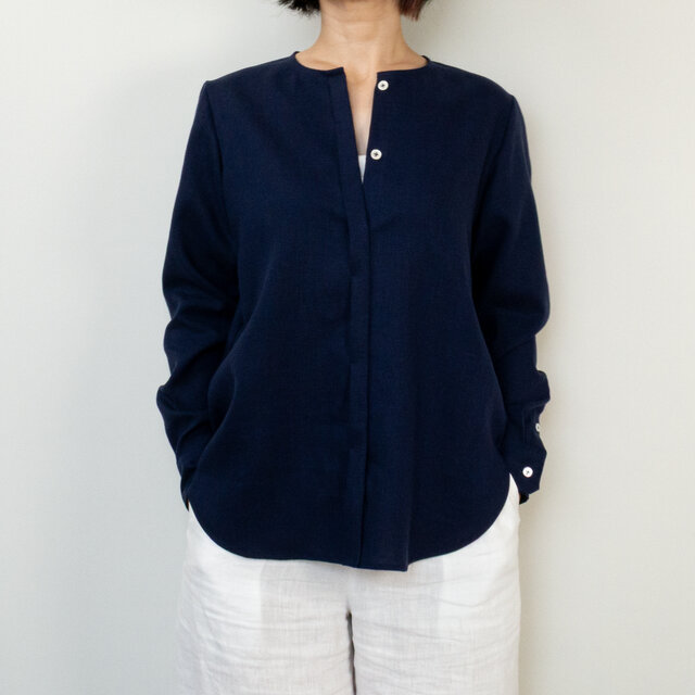 クールなミニマルリネンシャツ【ミッドナイトブルー・長袖・比翼・ノーカラー丸首・貝ボタン】