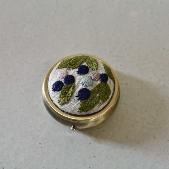 ブルーベリー　刺繍　ピルケース　ラウンド