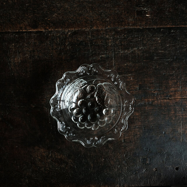 素敵な形状◆葡萄とリーフ。硝子変形深皿　プレスガラス　昭和レトロ　暮らしに。昭和後期