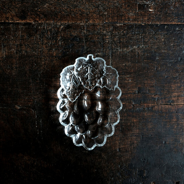 葡萄とリーフ◆クリアな色味。　硝子変形皿　プレスガラス　昭和レトロ　古民家　昭和後期