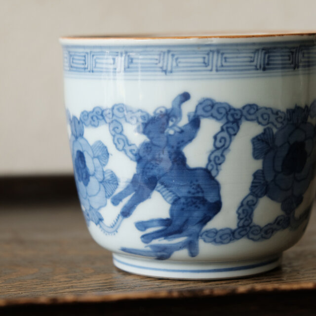 花と獅子◆大明成化年製。伊万里　花文染付火鉢　骨董・antiques 江戸末期 花と獅子◇大明成化年製。伊万里 花文染付火鉢 お香立て 骨董