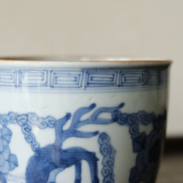花と獅子◆大明成化年製。伊万里　花文染付火鉢　骨董・antiques 江戸末期 花と獅子◇大明成化年製。伊万里 花文染付火鉢 骨董・antiques