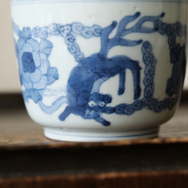 花と獅子◆大明成化年製。伊万里 花文染付火鉢 骨董・antiques 江戸末期 花と獅子◇大明成化年製。伊万里 花文染付火鉢 お香立て 骨董