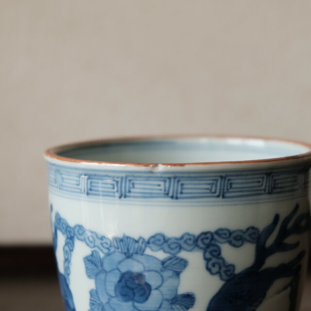 花と獅子◆大明成化年製。伊万里　花文染付火鉢　骨董・antiques 江戸末期 花と獅子◇大明成化年製。伊万里 花文染付火鉢 骨董・antiques