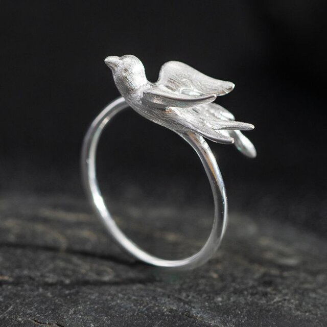 つばめのリング - 鳥の姿を見事に捉えたデザイン R363 | iichi 日々の つばめのリング - 鳥の姿を見事に捉えたデザイン R363 | iichi 日々の