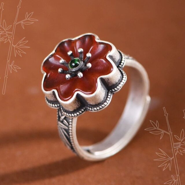 衣笠草の花のリング - 自然の美しさと伝統的な意匠が見事に融合　R364