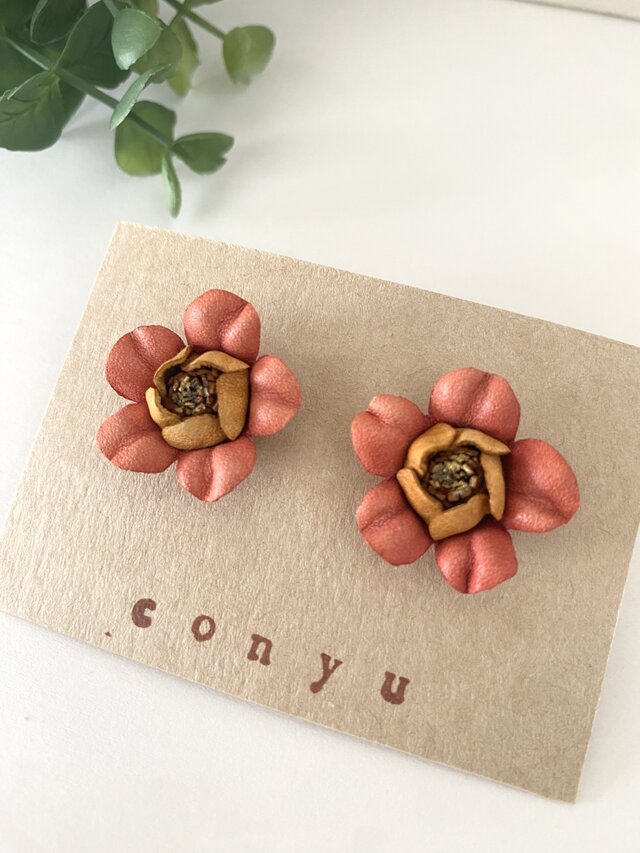 耳元に咲く可愛い革のお花のピアス＊ピンク