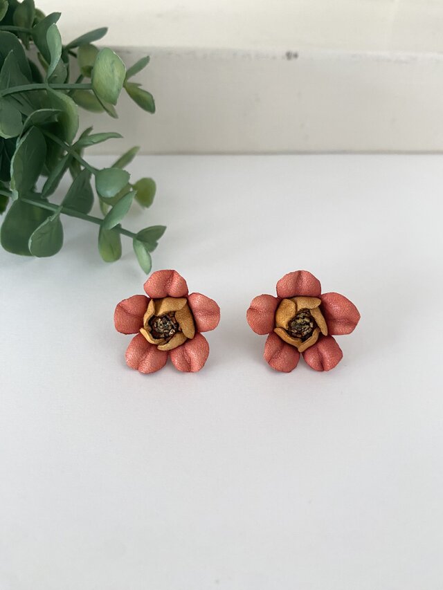 耳元に咲く可愛い革のお花のピアス＊ピンク | iichi 日々の暮らしを