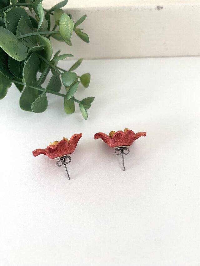 耳元に咲く可愛い革のお花のピアス＊ピンク | iichi 日々の暮らしを