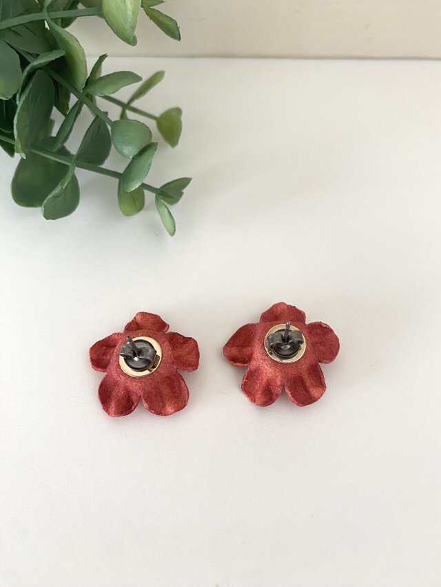 耳元に咲く可愛い革のお花のピアス＊ピンク | iichi 日々の暮らしを
