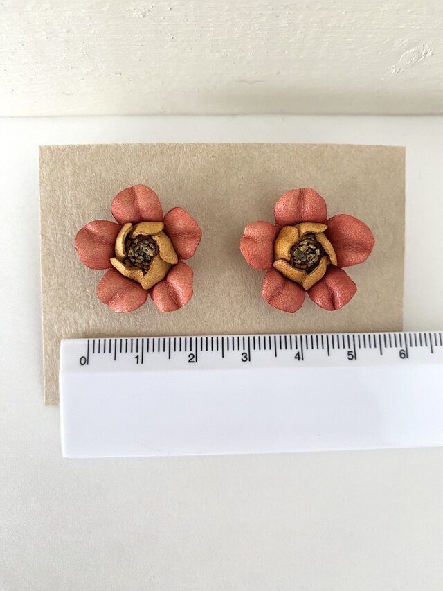 耳元に咲く可愛い革のお花のピアス＊ピンク | iichi 日々の暮らしを