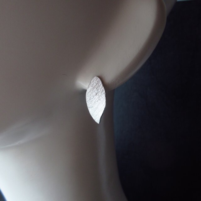 ピアス　No.5556 白仕上げ・槌目のシルバーピアス (No.5173) | iichi 日々の暮らしを