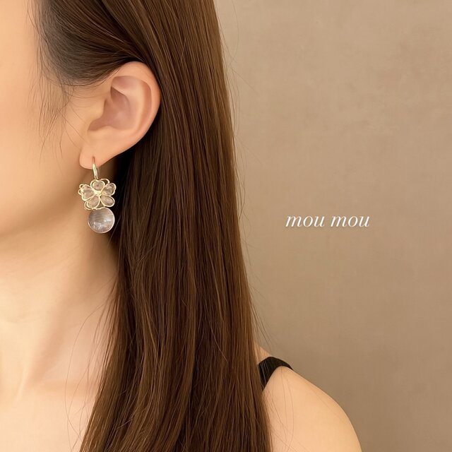 【482】ガラスドームのピアス／イヤリング 雪の結晶 ホワイト ガラスドーム ハーバリウム オーロラ ブルー