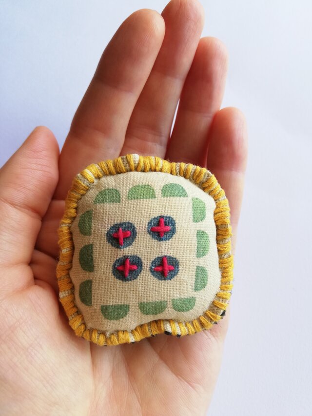 「はな」刺繍ブローチ