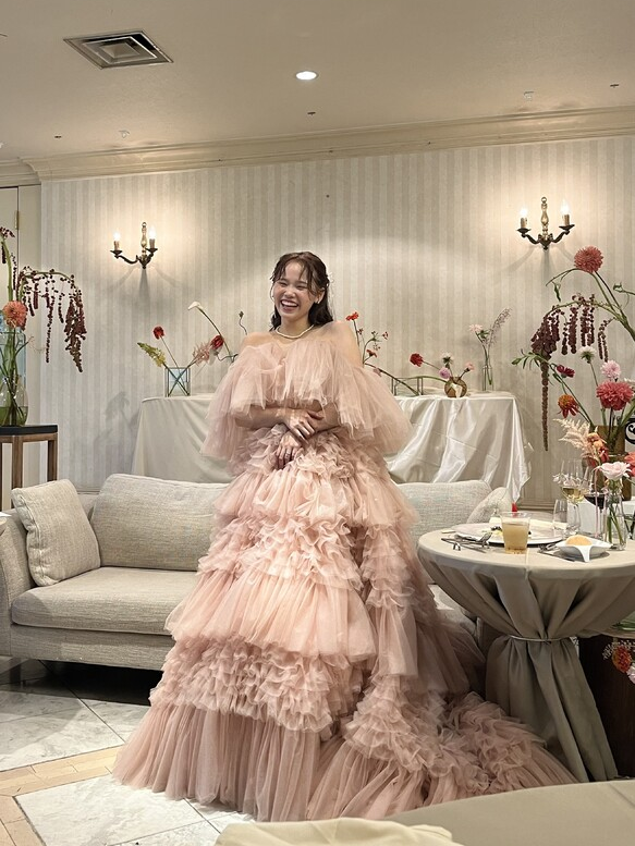 実例写真！カラードレス 薄桃色 オフショルダー 柔らかく重ねたチュールスカート ロングトレーン 前撮り