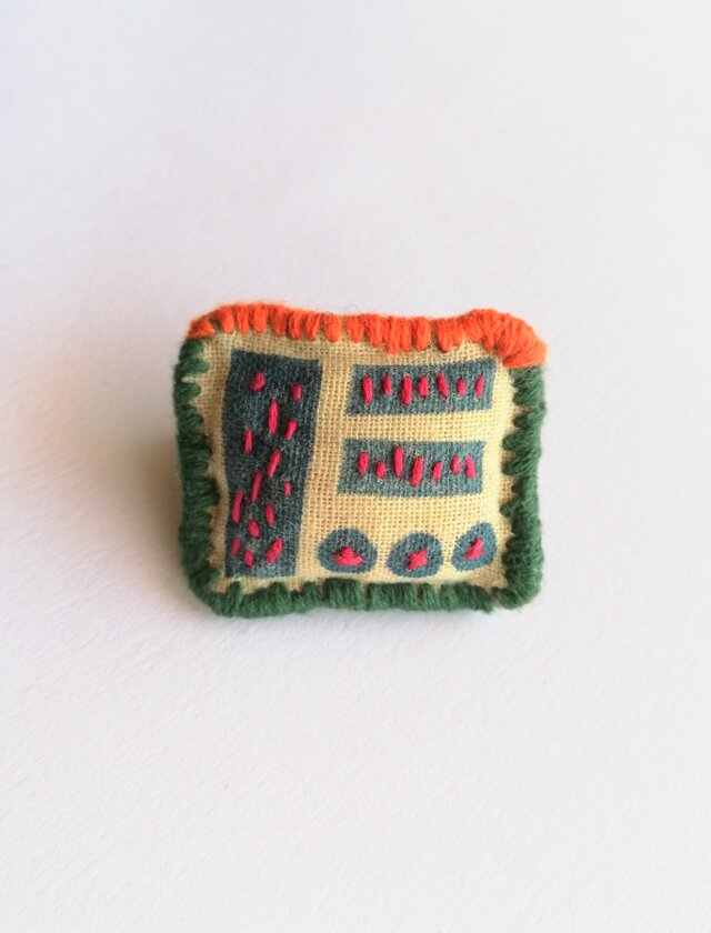 「カラフルラジオ」刺繍ブローチ