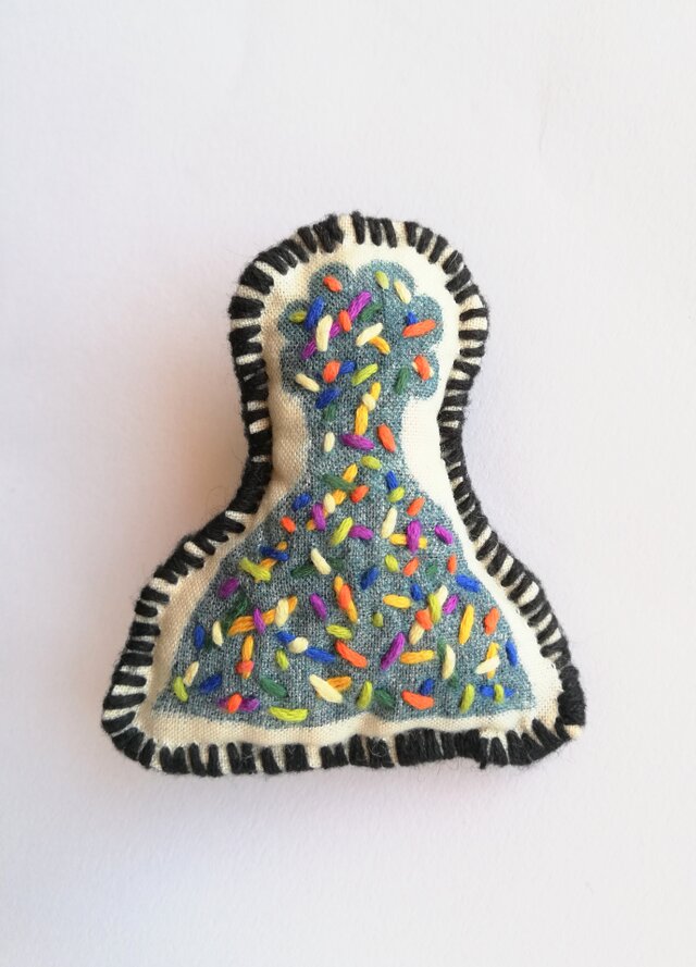 「ちいさいひと」刺繍ブローチ