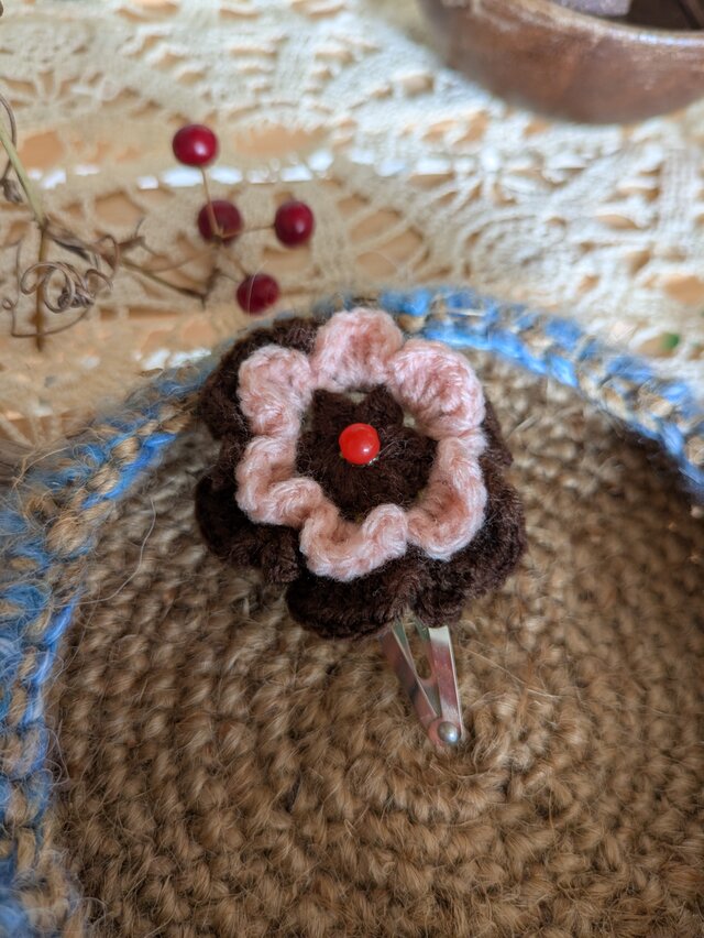 ニットのふわふわお花のパッチンピン