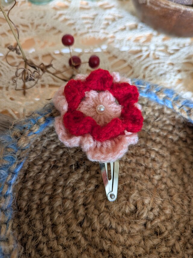 ニットのふわふわお花のパッチンピン