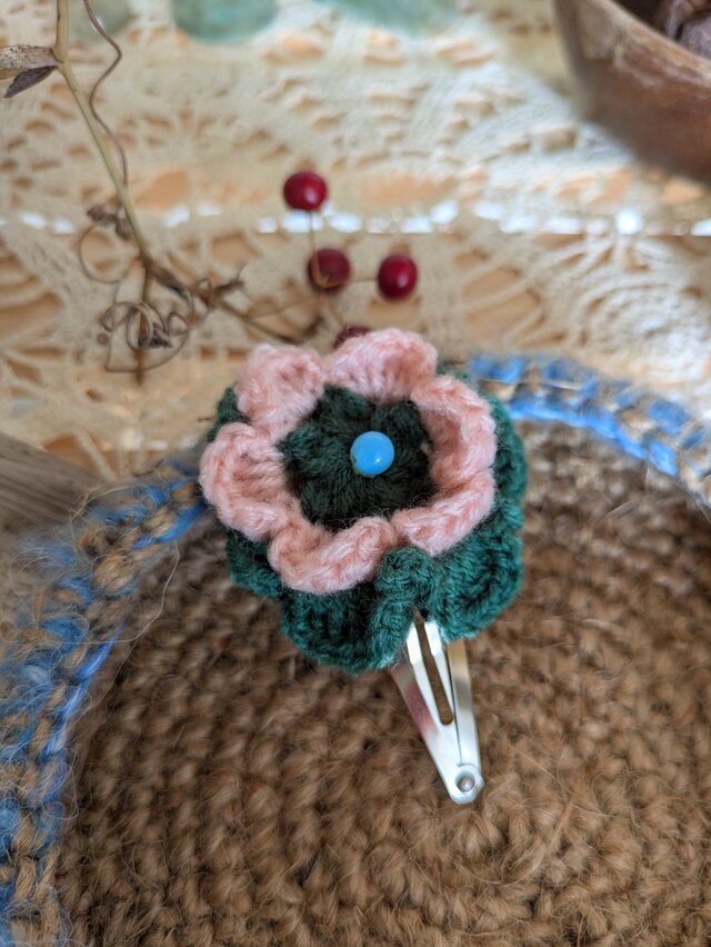 ニットのふわふわお花のパッチンピン