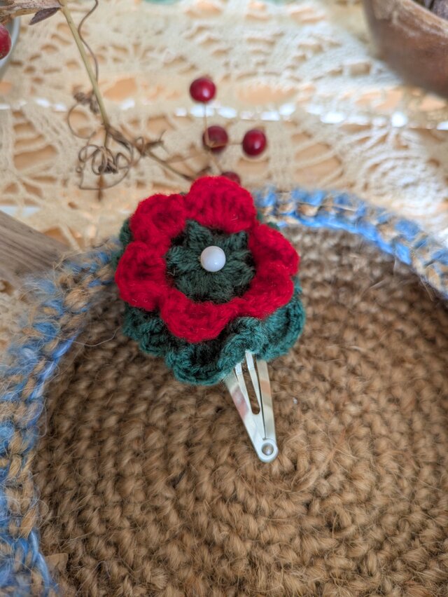 ニットのふわふわお花のパッチンピン