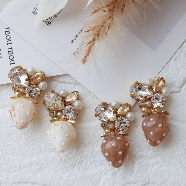 2色のいちごちゃん white / brown 【 ﾋﾟｱｽ / ｲﾔﾘﾝｸﾞ】 | iichi