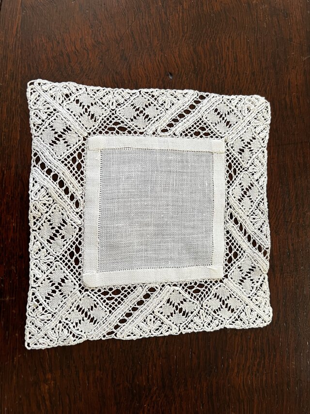 スェーデンの麻ミニクロス、ボビンレース縁　A