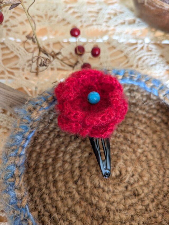 ニットのふわふわお花のパッチンピン