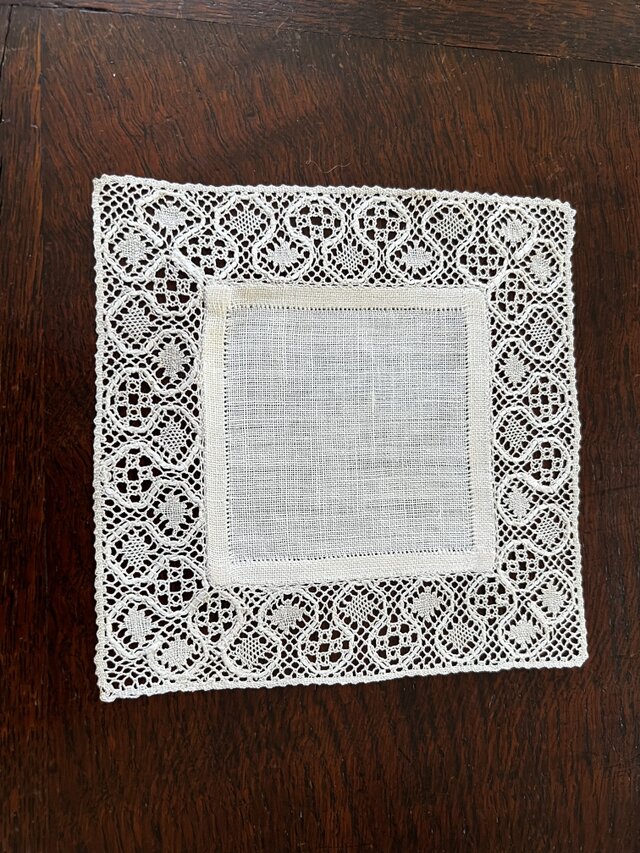 スェーデンの麻ミニクロス、ボビンレース縁　B