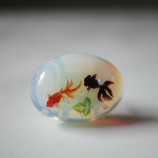 オパールと二匹の金魚のブローチ　ポニーフック 帯留め　