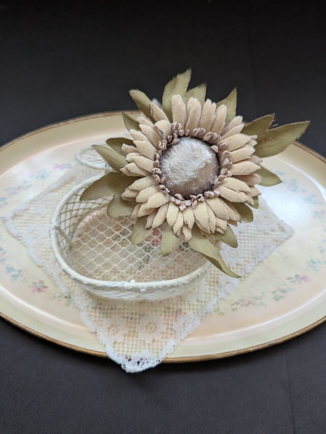 ブローチ ヒマワリ（オイスターホワイト色）B104