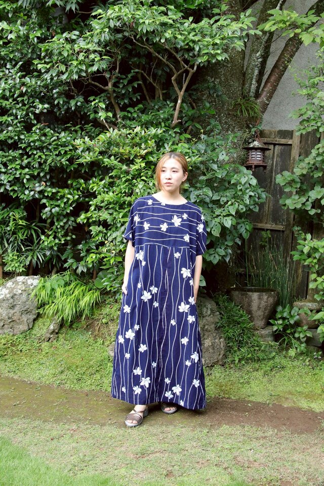 浴衣リメイク 紺地に花が舞うドルマンスリーブワンピース