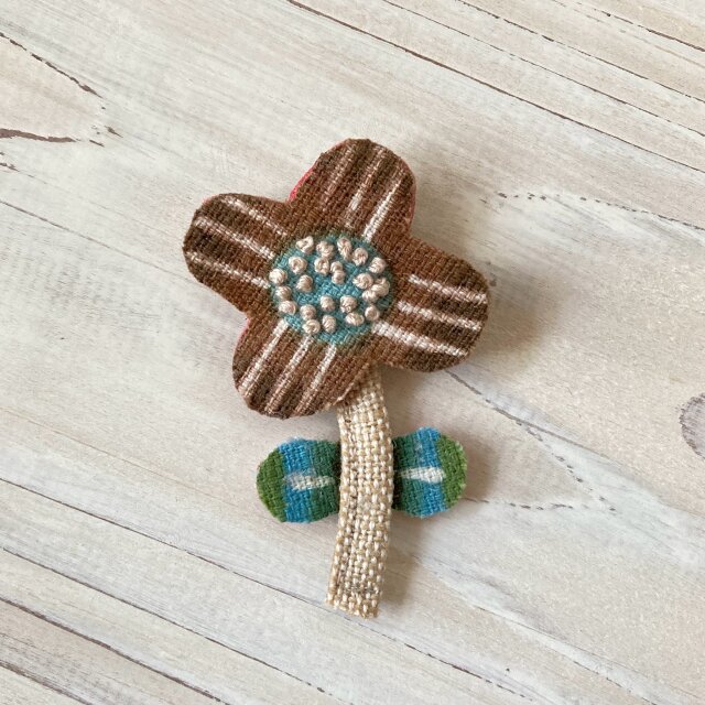 型染めブローチ「一輪の花」