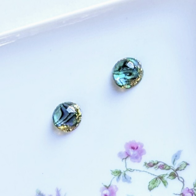 ブルー螺鈿ゴールドラメのカボションピアスイヤリング