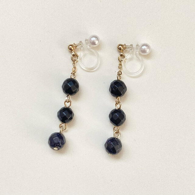 星空みたいな紫金石／ブルーゴールドストーン（ガラス）３粒のリバーシブルノンホールピアス No.C823