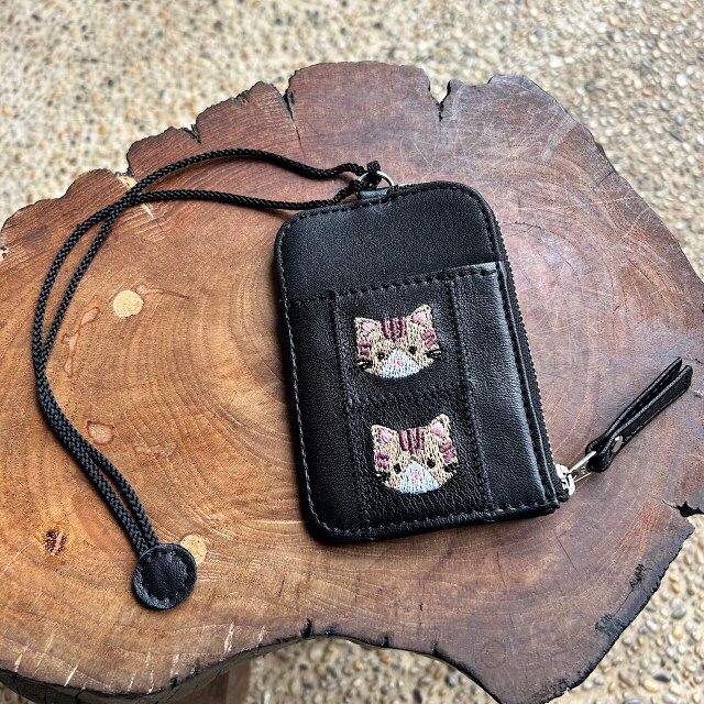 パスケース2枚用 小銭入れ付き（黒の革に茶トラ猫の刺繡）03003-46