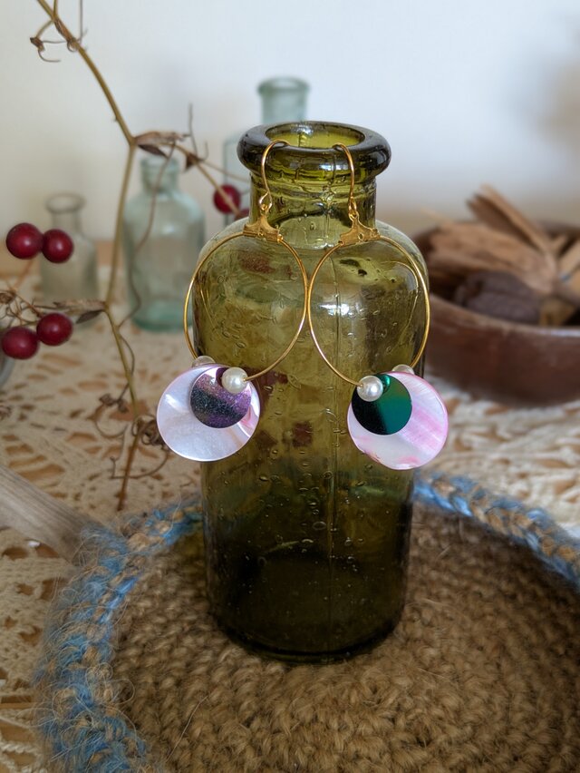 ピンクとスパンコールのフープピアス