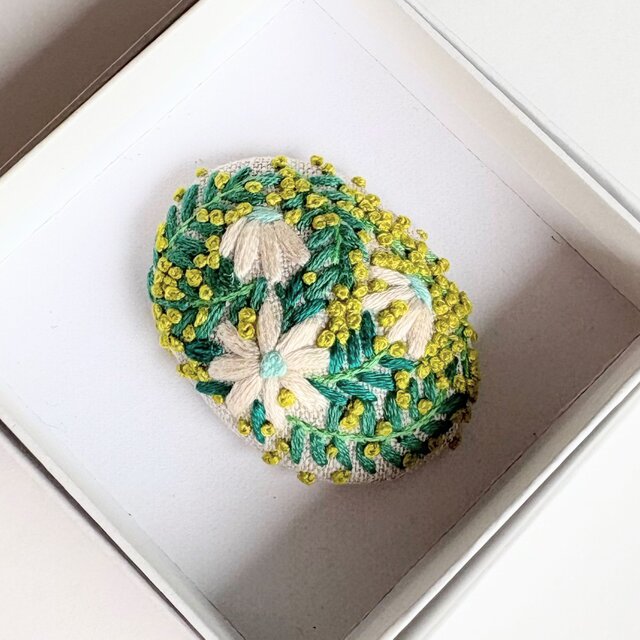 ミモザとお花の刺繍ブローチ・botanical#379 | iichi 日々の暮らしを