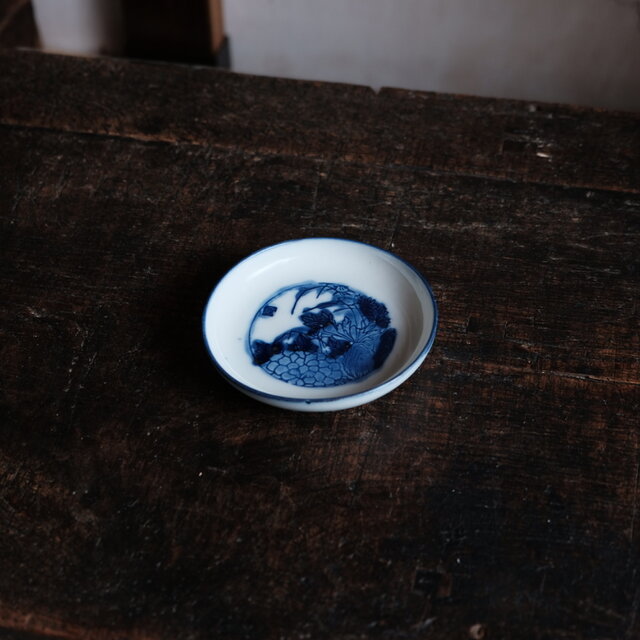 白で素敵◇草花の絵付け。時代 白磁陽刻染付小皿 骨董・antiques 古