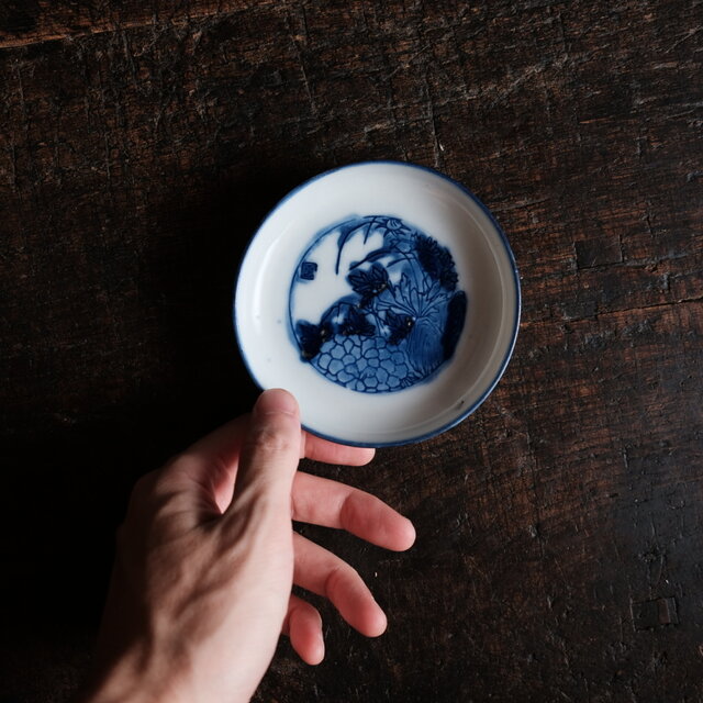 白で素敵◇草花の絵付け。時代 白磁陽刻染付小皿 骨董・antiques 古