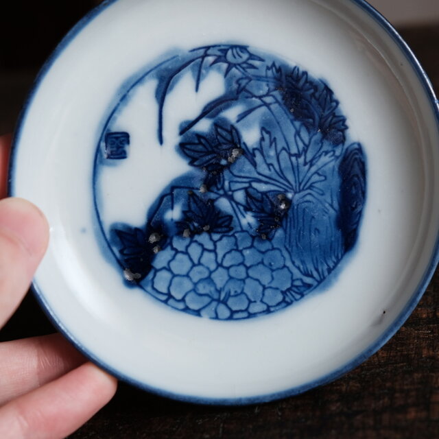 白で素敵◇草花の絵付け。時代 白磁陽刻染付小皿 骨董・antiques 古