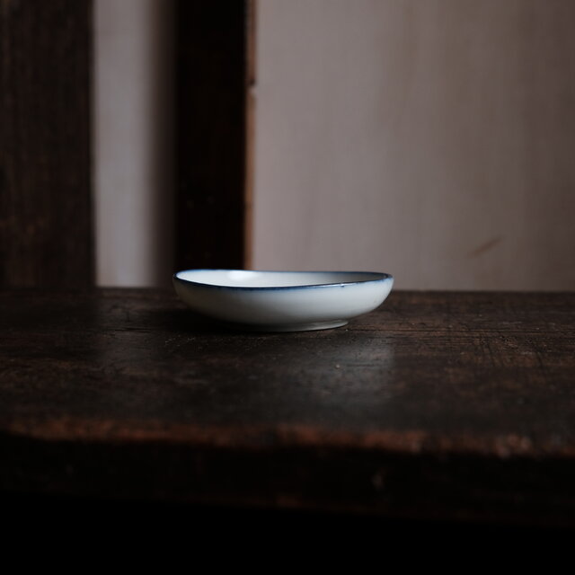 白で素敵◇草花の絵付け。時代 白磁陽刻染付小皿 骨董・antiques 古