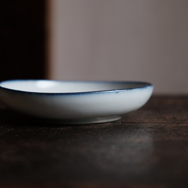 白で素敵◇草花の絵付け。時代 白磁陽刻染付小皿 骨董・antiques 古