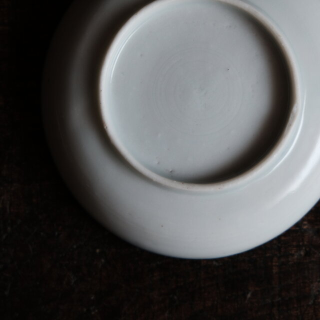 白で素敵◇草花の絵付け。時代 白磁陽刻染付小皿 骨董・antiques 古