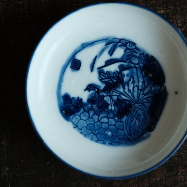 白で素敵◇草花の絵付け。時代 白磁陽刻染付小皿 骨董・antiques 古