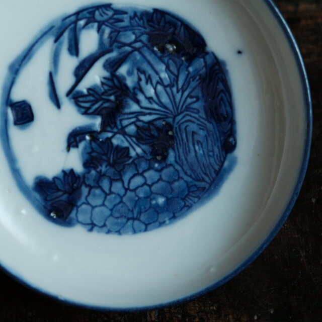 白で素敵◇草花の絵付け。時代 白磁陽刻染付小皿 骨董・antiques 古