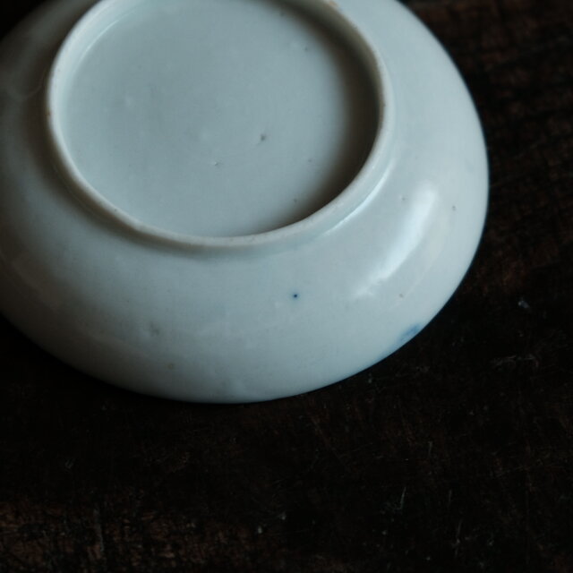 白で素敵◇草花の絵付け。時代 白磁陽刻染付小皿 骨董・antiques 古