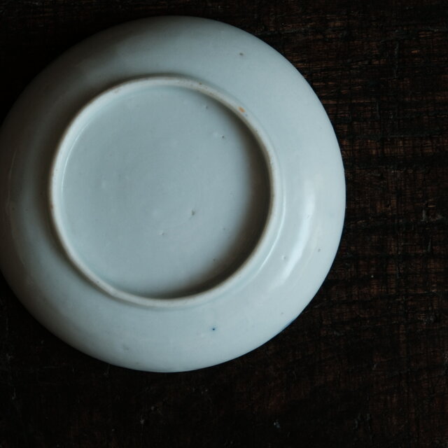 白で素敵◇草花の絵付け。時代 白磁陽刻染付小皿 骨董・antiques 古