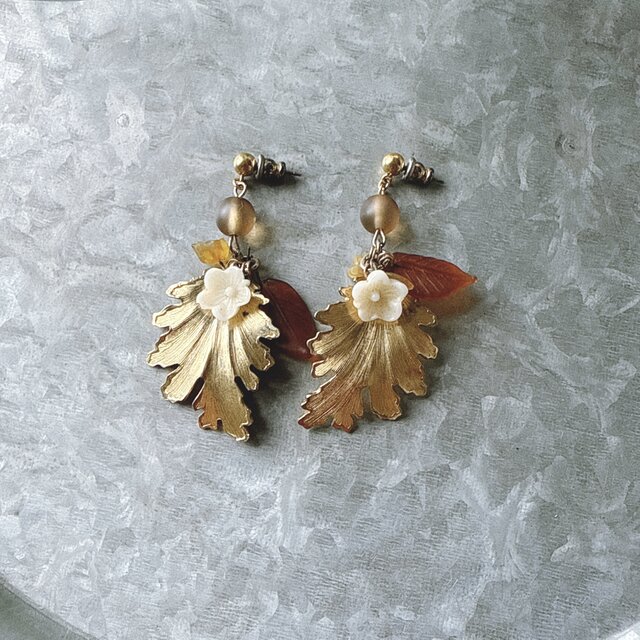 P689-ヴィンテージピアス U.S.A. 1970〜80s Botanical Leaf Flower Hanging