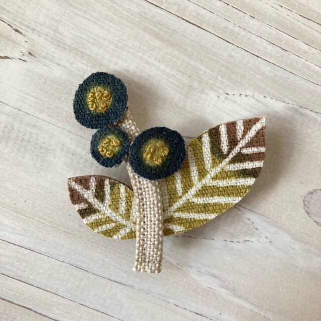 型染めブローチ「小さな花」